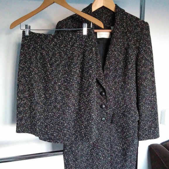 Dana Buchman 2-PC Women's Wool Jacket and Skirt Suit. Jacket Size 6. Skirt size8 - Picture 2 of 15